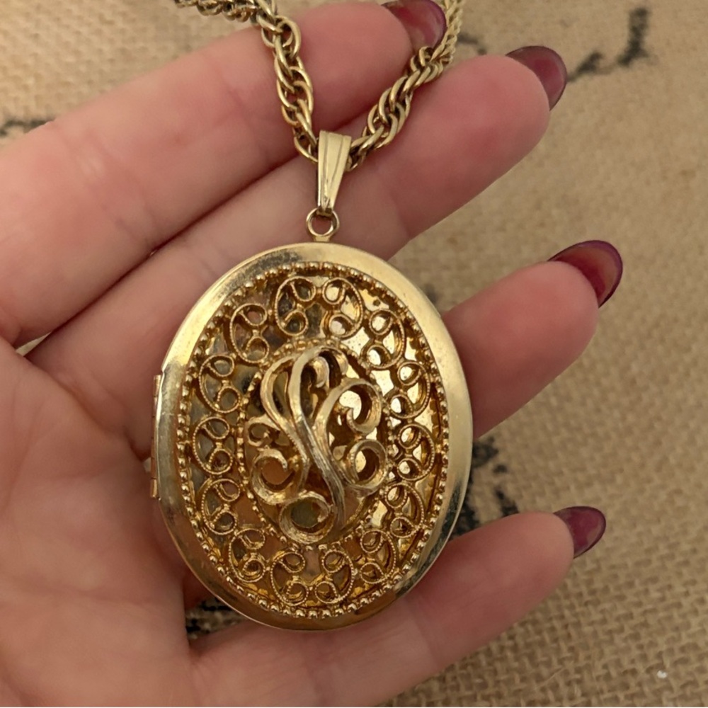 Sarah Coventry Vintage       Filigree Locket Pendant Necklace